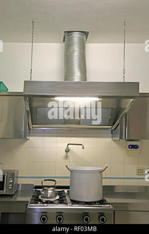 Grande in acciaio padella professionale sul fornello a fuoco nel ristorante  cucina Foto stock - Alamy