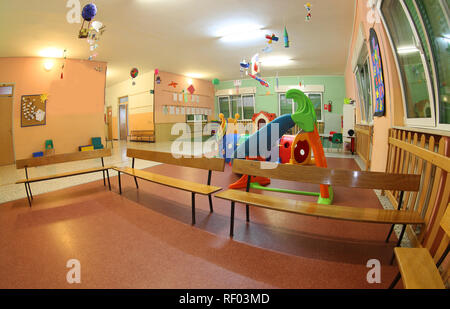 Ampia sala in kindergarten con giocattoli e senza figli Foto Stock