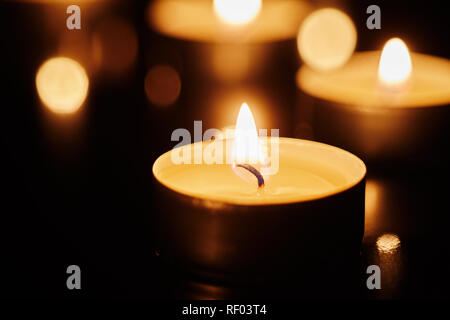 Concetto spirituale delle tealight illuminato candele in vista ravvicinata Foto Stock
