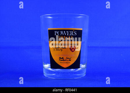 Annata di produzione del whisky/whiskey pubblicità/vetro tumbler su sfondo blu Foto Stock