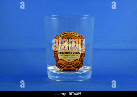 Annata di produzione del whisky/whiskey pubblicità/vetro tumbler su sfondo blu Foto Stock