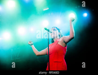 Il danese neo-anima Quadron duo esegue un concerto dal vivo presso il Danish music festival Northside 2014. Qui il cantante e cantautore Coco Maja Hastrup Karshøj è visto dal vivo sul palco. Danimarca 13/06 2014. Ad eccezione della Danimarca. Foto Stock