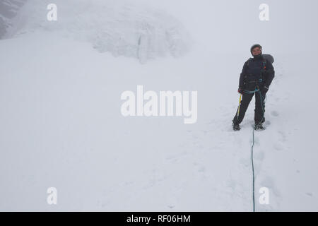 Il giorno 6 del percorso di Kilembe, Rwenzori National Park, Uganda, gli escursionisti Vetta Monte Stanley il cui picco di Margherita è il punto più alto del paese Foto Stock
