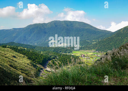 Valle Verde e cielo blu in Taiwan Foto Stock