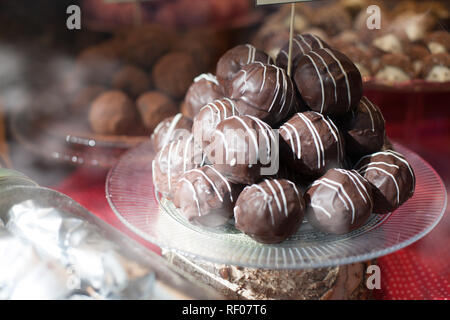 Finestra di un negozio di dolci con una varietà di torte sul display Foto Stock