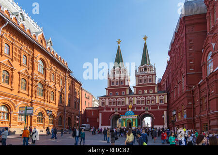 Mosca, Russia - 20 Settembre 2014: vista della risurrezione gate o gate iberica sulla Piazza Rossa. Due alte torri coronate da hipped tetti con due-heade Foto Stock