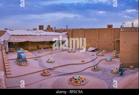 YAZD, IRAN - 18 ottobre 2017: i mattoni sottili modelli su un tetto di sfiato di Abul Maali casa con molte piccole cupole, decorata con colorate vetro convesso, Foto Stock