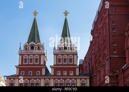 Mosca, Russia - 20 Settembre 2014: vista della risurrezione gate o gate iberica sulla Piazza Rossa. Due alte torri coronate da hipped tetti con due-heade Foto Stock