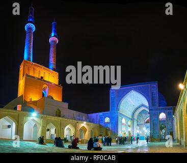 YAZD, IRAN - 18 ottobre 2017: il portale, sala da preghiera e minareti di Jameh Msque sono illuminati con luminosi luci azzurre, sottolineando la bellezza di blu Foto Stock