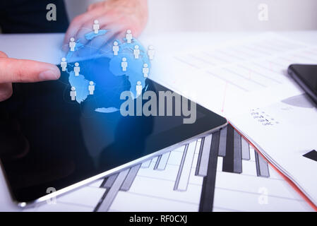 Imprenditore di toccare rete globale e gli scambi di dati in tutto il mondo. Foto Stock