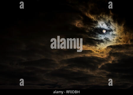 Cielo notturno con la luna piena e bella nuvole. Foto Stock