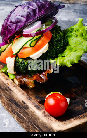 Hamburger di verdure servita sul tagliere.sano cibo vegan concetto.Pulire mangiare Foto Stock