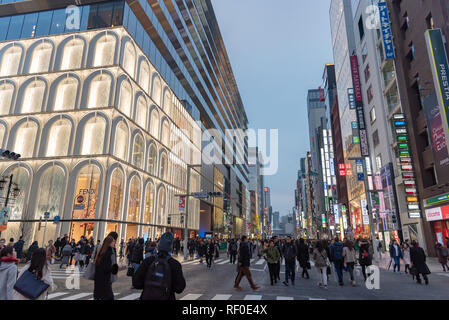 Vista notturna del quartiere di Ginza, il distretto ha un marchio famoso flagship store di tutto il mondo, offre alta fine shopping al dettaglio. Foto Stock