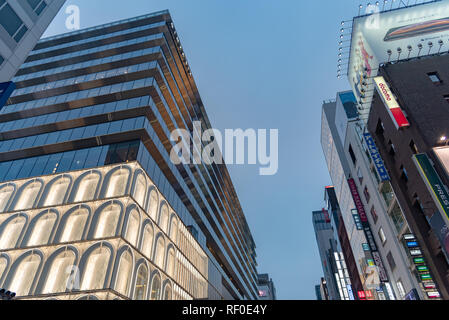 Vista notturna del quartiere di Ginza, il distretto ha un marchio famoso flagship store di tutto il mondo, offre alta fine shopping al dettaglio. Foto Stock