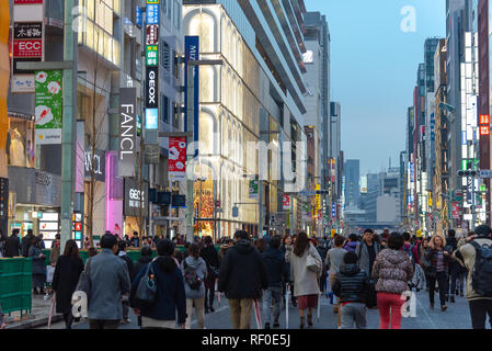 Vista notturna del quartiere di Ginza, il distretto ha un marchio famoso flagship store di tutto il mondo, offre alta fine shopping al dettaglio. Foto Stock