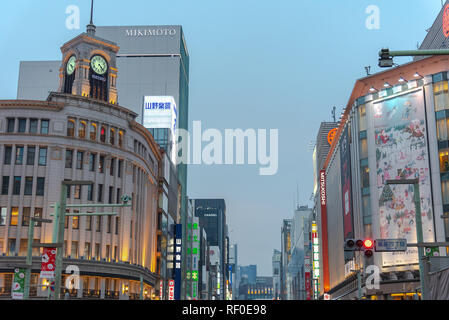 Vista notturna del quartiere di Ginza, il distretto ha un marchio famoso flagship store di tutto il mondo, offre alta fine shopping al dettaglio. Foto Stock