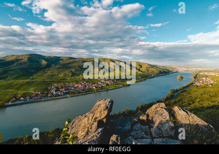 Lookout da Ferdinandwarte lungo il Danubio oltre Loiben e Krems in una giornata di sole Foto Stock