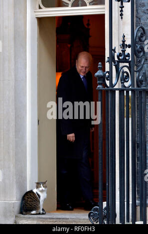 Chris Grayling MP (conservatore: Epsom and Ewell) riunione Larry il gatto lasciando Downing Street dopo una riunione del gabinetto, LONDRA, REGNO UNITO, 22.01.2019 Foto Stock