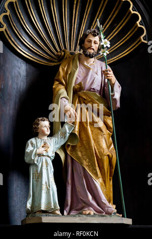 Trnava, Slovacchia. 2018/4/12. Una statua di San Giuseppe tenendo il piccolo Gesù' mano. Il San Giovanni Battista nella Cattedrale di Trnava. Foto Stock