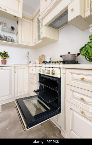 Moderno di colore beige cucina di lusso Foto Stock