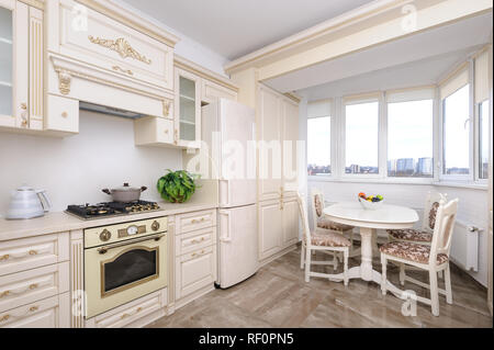 Moderno di colore beige cucina di lusso Foto Stock