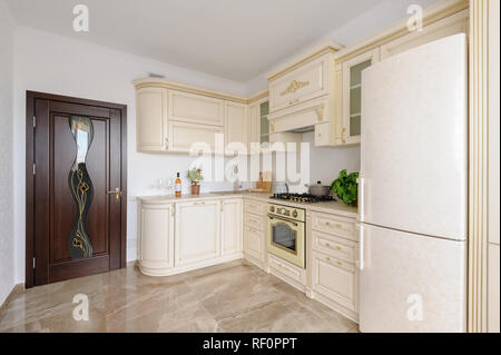 Moderno di colore beige cucina di lusso Foto Stock