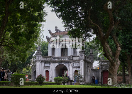 Guardando il retro del cancello di ingresso al Tempio della Letteratura ad Hanoi, Vietnam. Foto Stock