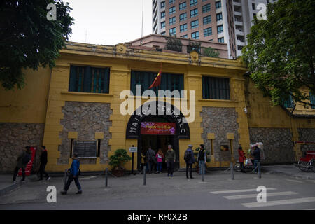 Cancello di ingresso a Hanoi Hilton prigione Hoa Lo prigione Memorial ad Hanoi, Vietnam. Foto Stock