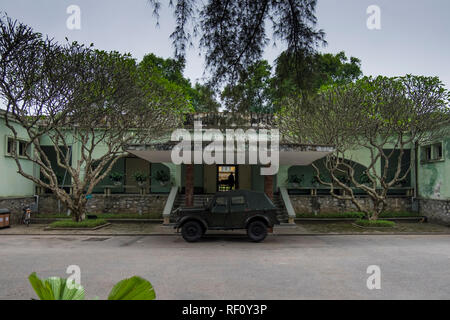 Il D67 la guerra è il quartier generale per l'esercito vietnamita del nord ad Hanoi, Vietnam. L'ingresso posteriore. Foto Stock