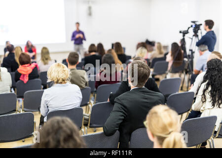 Media intervista e la tavola rotonda a popolari conferenza scientifica. Foto Stock