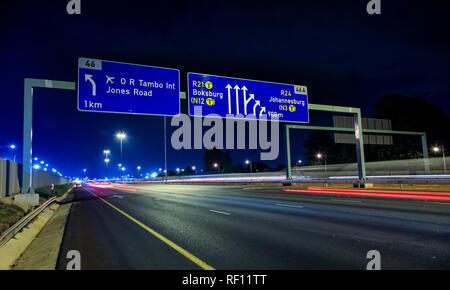 Johannesburg, Sud Africa - 24 Ottobre 2011: la segnaletica autostradale sulla autostrada di notte Foto Stock