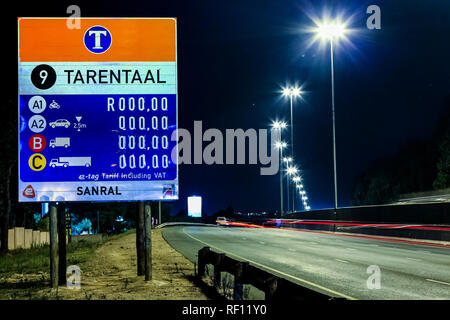 Johannesburg, Sud Africa - 24 Ottobre 2011: la segnaletica autostradale sulla autostrada di notte Foto Stock