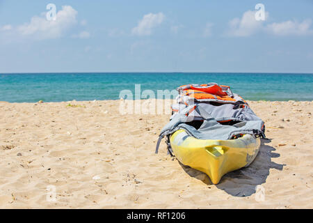 Giallo kayak sulla spiaggia sabbiosa. Il concetto di riposo attivo Foto Stock