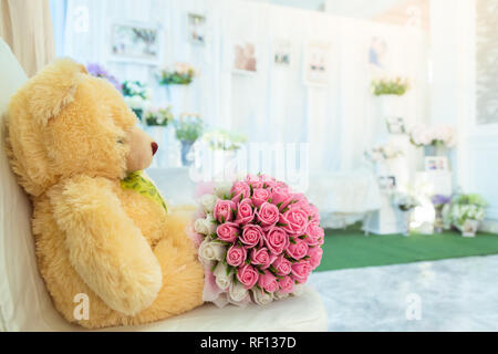 Orsetto di peluche giallo e rosa bouquet di rose nella cerimonia di nozze Foto Stock