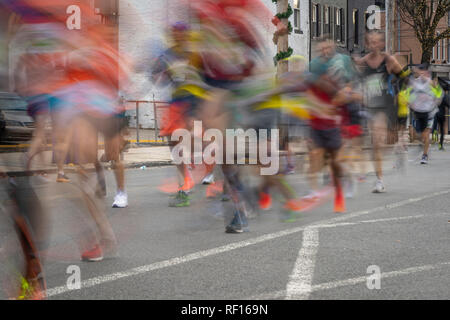 Guide sfocate nel 2018 Philadelphia Marathon Foto Stock