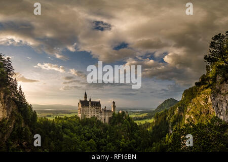 Vista panoramica del castello di Neuschwanstein dal ponte Marienbrücke al tramonto Foto Stock