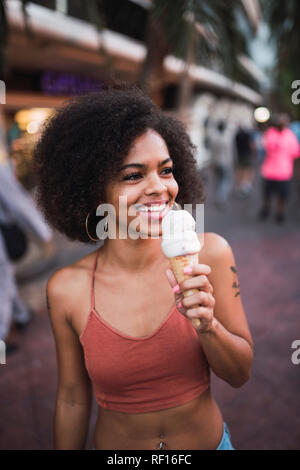 Stati Uniti d'America, Nevada, Las Vegas, felice giovane donna a mangiare il gelato in città Foto Stock