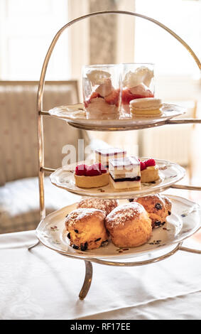 Una torta stand pieno di dolci per un inglese un high tea. Foto Stock