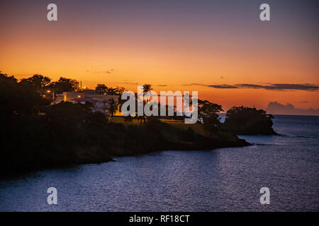 Lasciando Castries al tramonto, Saint Lucia uno dell'Isola Windward nei Caraibi. Foto Stock