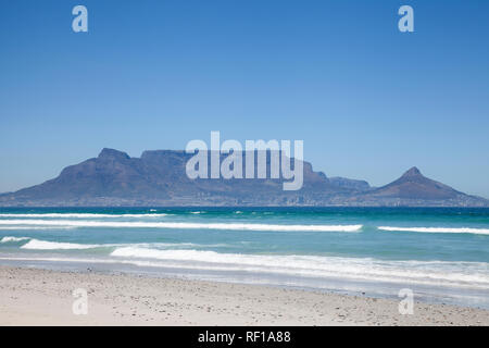 Vista della Table Mountain sulla Table Bay da Bloubergstrand, Città del Capo - Sud Africa Foto Stock