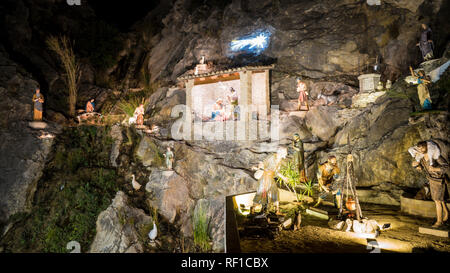 La più bella scena della natività cristiana in una grotta sulle rive di un fiume in Jijona, Spagna con Maria, Jose Gesù figure tra le palme durante il periodo di Natale Foto Stock