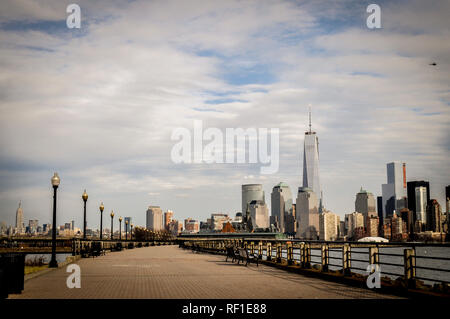 New York City Manhattan Midtown skyline e Jersey City skyline con grattacieli dal Liberty State Park appena di fronte alla Ellis Island. Foto Stock