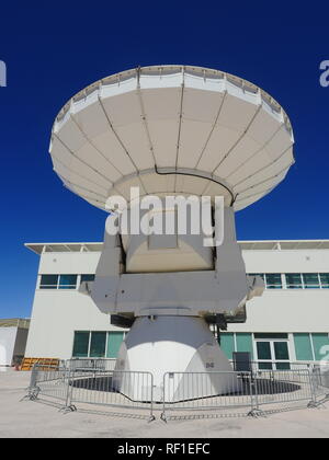 Un'antenna, il radiotelescopio dell'interferometro astronomico durante una visita guidata all'Atacama Large Millimeter/submillimetrico Array. Foto Stock