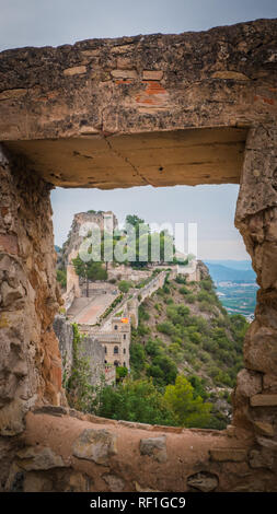 Jativa / Xativa castello medievale nella regione di Valencia sulla costa mediterranea della Spagna. Moresco, Romani e cristiani castello costruito dal Re Giacomo I Foto Stock