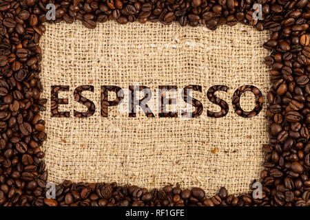 Bevanda di caffè espresso nome scritto sul tessuto marrone con sfondo sparsi i chicchi di caffè telaio Foto Stock
