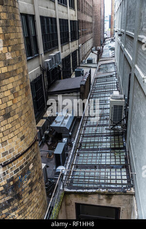 Vicolo tra i grattacieli con condizionatori di aria di Manhattan a New York City, Stati Uniti d'America Foto Stock