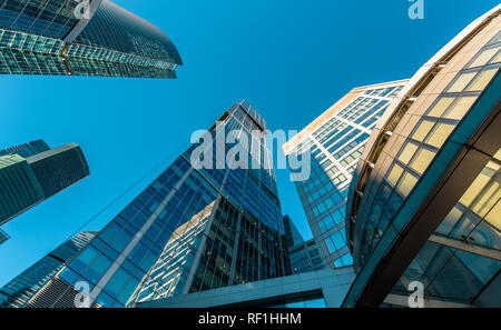 Vista prospettica dal basso la vista sul quartiere degli affari di grattacieli Foto Stock