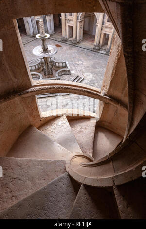 Spirale di scale in pietra nel chiostro rinascimentale di Giovanni III, Claustro de João III , il Convento di Cristo, Tomar, Portogallo Foto Stock