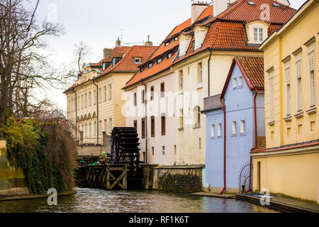 Certovka, Devil River, con ruota di mulino ad acqua a Isola di Kampa, Praga nella Repubblica Ceca Foto Stock