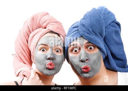 Funny giovane uomo e donna in maschera facciale invia kiss nella telecamera bianco su sfondo isolato, la parità tra i sessi, migliori amici Foto Stock